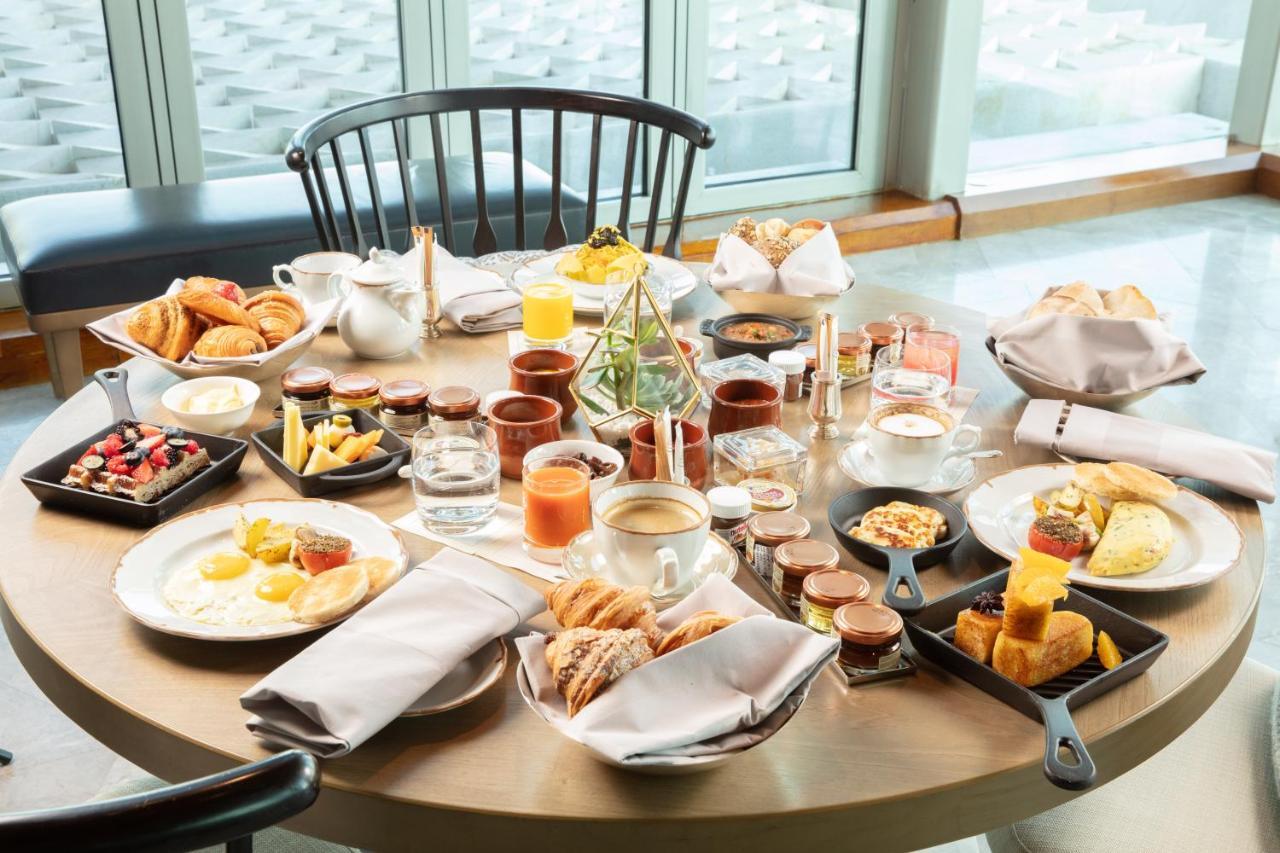 Four Seasons Hotel Kuwait At Burj Alshaya Kuwait City Exterior photo A breakfast buffet