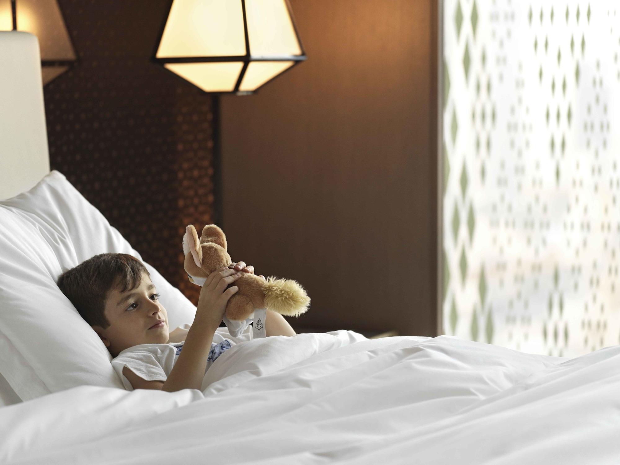 Four Seasons Hotel Kuwait At Burj Alshaya Kuwait City Exterior photo A child in bed