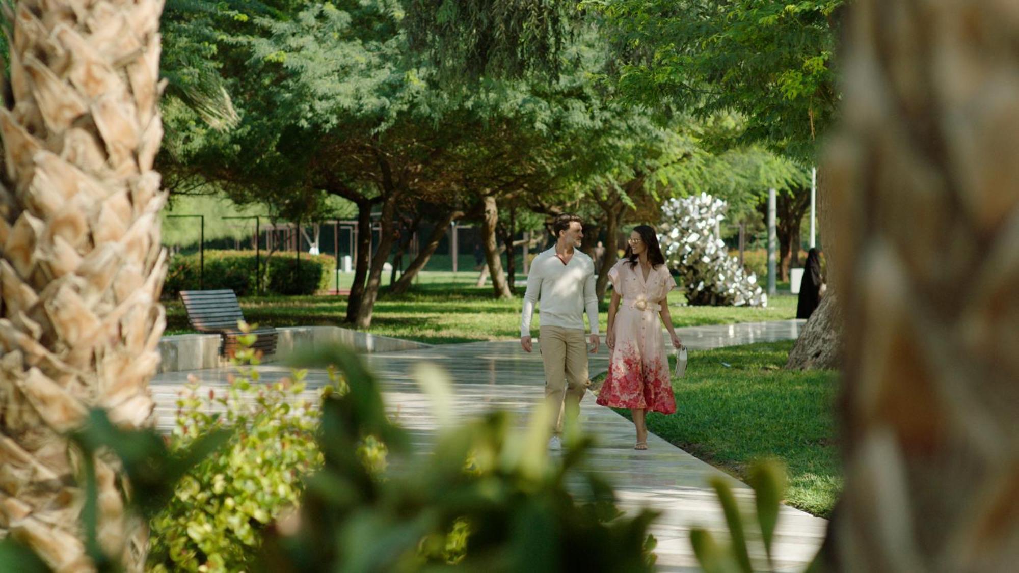 Four Seasons Hotel Kuwait At Burj Alshaya Kuwait City Exterior photo A couple walking in the park